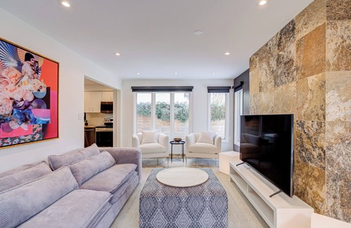 Burlington House | Modern Stylish 5BR Home with Gazebo/BBQ/Parking