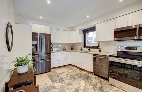 Burlington House | Modern Stylish 5BR Home with Gazebo/BBQ/Parking