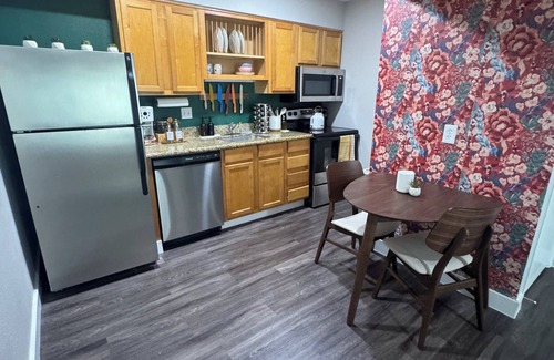 Vance Jackson Apartment | Modern, Stylish Apartment Fast WiFi, Fitness Center, Prime Location