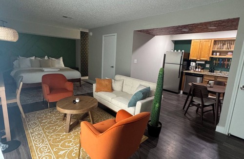 Vance Jackson Apartment | Modern, Stylish Apartment Fast WiFi, Fitness Center, Prime Location