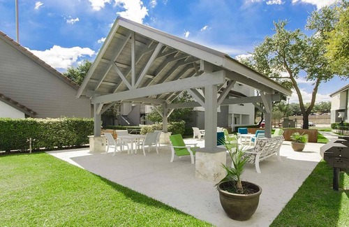Vance Jackson Apartment | Modern, Stylish Apartment Fast WiFi, Fitness Center, Prime Location