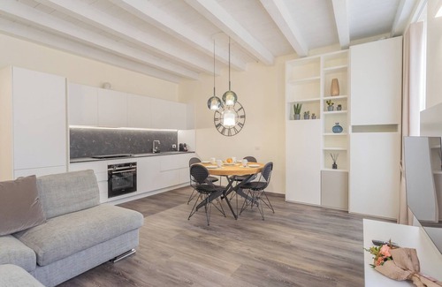 Como City Centre Apartment | Modern & Stylish Apartment in Como City