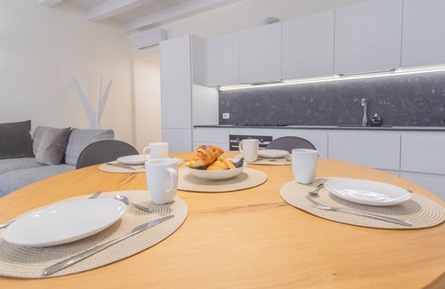 Como City Centre Apartment | Modern & Stylish Apartment in Como City