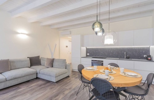 Como City Centre Apartment | Modern & Stylish Apartment in Como City