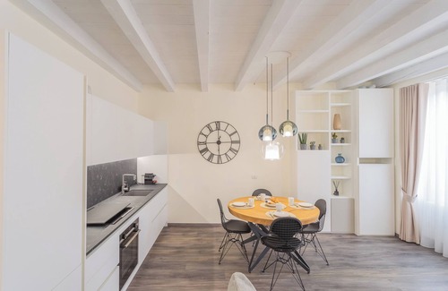 Como City Centre Apartment | Modern & Stylish Apartment in Como City