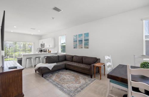 Sarasota Apartment | Modern Sunshine Oasis with Large Heated Pool, Just 20 mins to Siesta Key