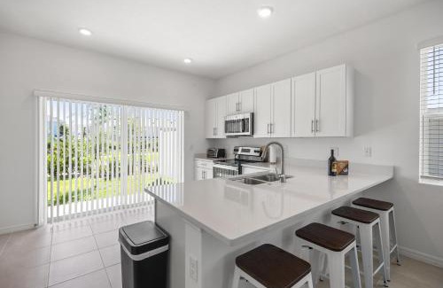 Sarasota Apartment | Modern Sunshine Oasis with Large Heated Pool, Just 20 mins to Siesta Key