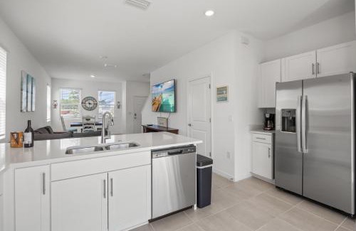Sarasota Apartment | Modern Sunshine Oasis with Large Heated Pool, Just 20 mins to Siesta Key