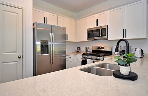 Del Valle House | Modern Tesla Home | Pool, BBQ & Playgrounds