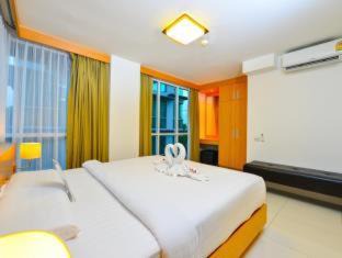 Talat Nuea Apartment | Modern Thai Suites