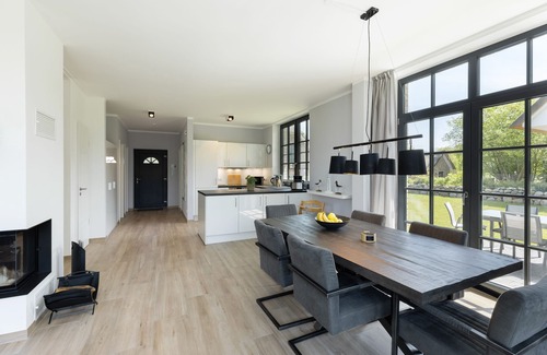 Hohenkirchen House | Modern thatched roof house "Haus Strandperle" with fireplace and sauna near the beach