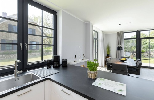 Hohenkirchen House | Modern thatched roof house "Haus Strandperle" with fireplace and sauna near the beach