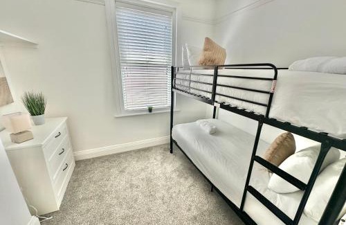 Bournemouth Apartment | Modern Three Bedroom Gem Near Beach - Sleeps 6 - Steam Shower Cabin - Fast WiFi - Garden