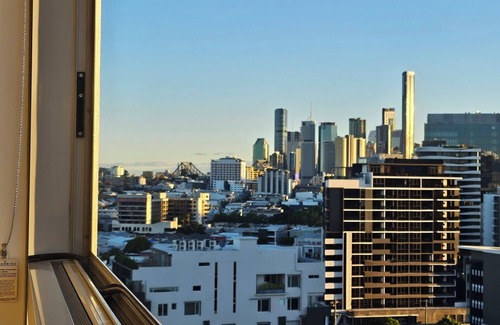 Newstead Apartment | Modern top floor, entire unit with parking, pool & gym