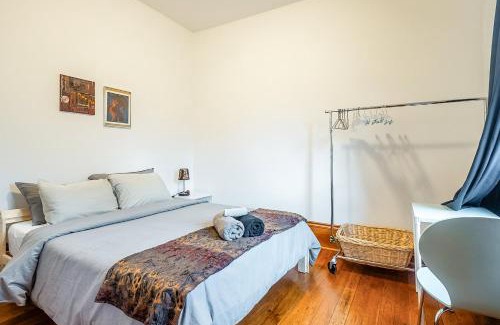 Christie Pits House | Modern Townhome 3BR-Double Bed Near Christie Pits Park