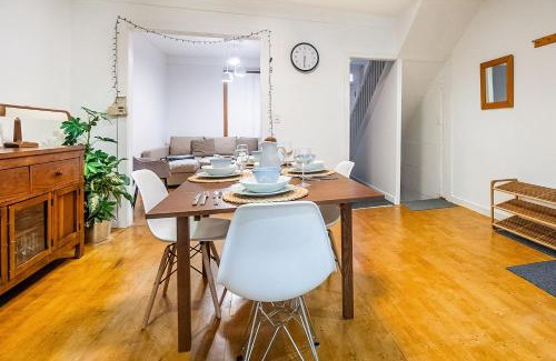 Christie Pits House | Modern Townhome 3BR-Double Bed Near Christie Pits Park