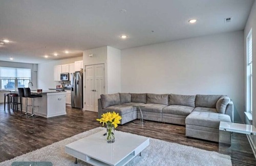 Frederick House | Modern Townhome 4Mi to Downtown Frederick!