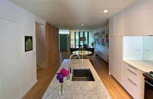Kenwood House | Modern Townhome in the Heart of Hyde Park