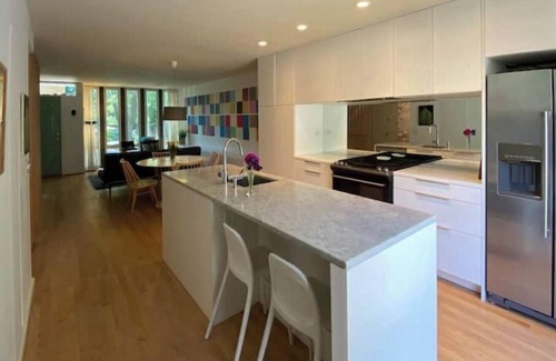 Kenwood House | Modern Townhome in the Heart of Hyde Park