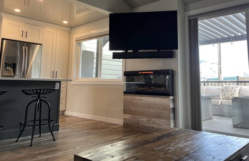Vernon House | Modern Townhome on Kalamalka Lake, Private Boat Moorage.