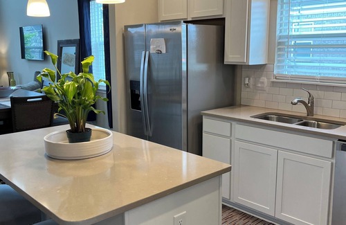 Whitestown House | Modern Townhome Spacious Host 6