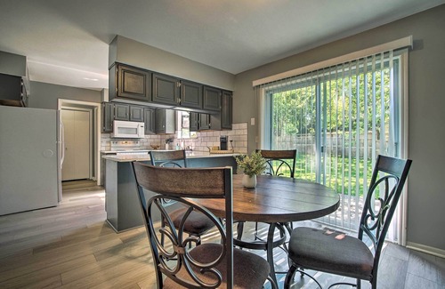 Overland Park House | Modern Townhome w/Fireplace: Near Stoll Park