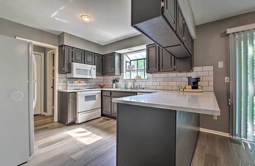 Overland Park House | Modern Townhome w/Fireplace: Near Stoll Park