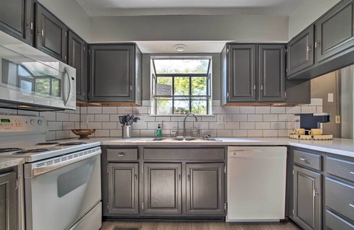 Overland Park House | Modern Townhome w/Fireplace: Near Stoll Park