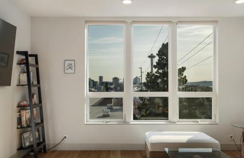 East Queen Anne Apartment | Modern Townhome with Space Needle View