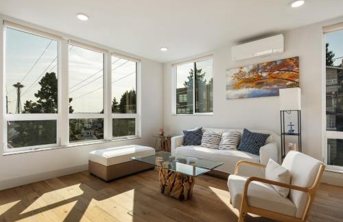East Queen Anne Apartment | Modern Townhome with Space Needle View