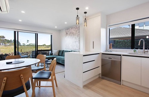 Mangere Bridge House | Modern Townhouse by Mangere Mountain near Airport