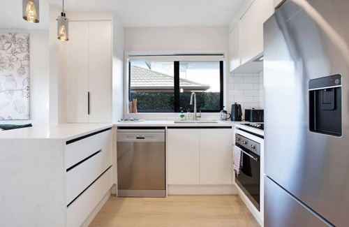 Mangere Bridge House | Modern Townhouse by Mangere Mountain near Airport