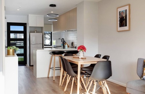 Auckland House | Modern Townhouse near Mount Mangere and Airport