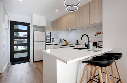 Auckland House | Modern Townhouse near Mount Mangere and Airport