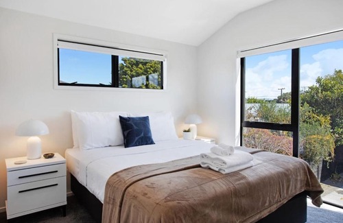 Mangere Bridge House | Modern Townhouse by Mangere Mountain near Airport