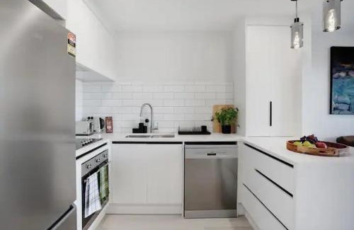 Mangere Bridge House | Modern Townhouse - Close to Airport, direct views of Mangere Mountain and Ambury Farm