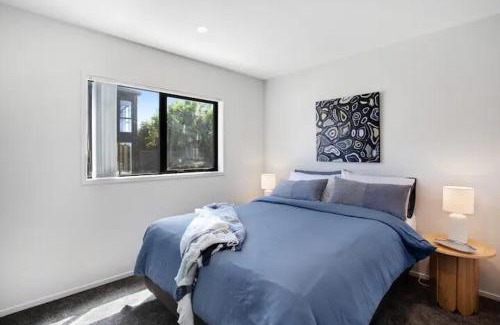 Mangere Bridge House | Modern Townhouse - Close to Airport, direct views of Mangere Mountain and Ambury Farm