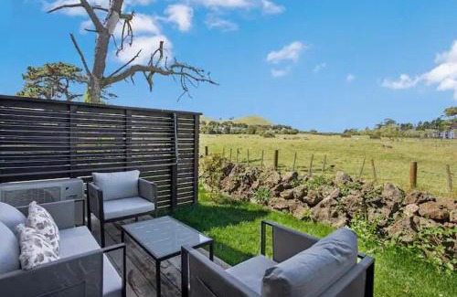 Mangere Bridge House | Modern Townhouse - Close to Airport, direct views of Mangere Mountain and Ambury Farm