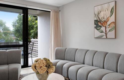 Papatoetoe House | Modern Townhouse close to Airport and Hospital