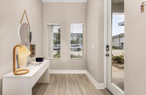 Iona House | Modern Townhouse close to beaches