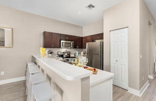 Iona House | Modern Townhouse close to beaches