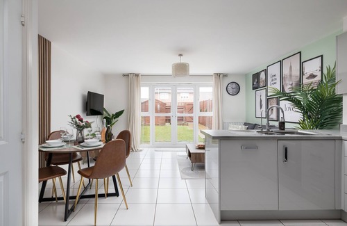 Milton Keynes House | Modern Townhouse | Central | Parking | Garden