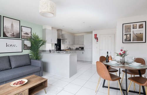 Milton Keynes House | Modern Townhouse | Central | Parking | Garden
