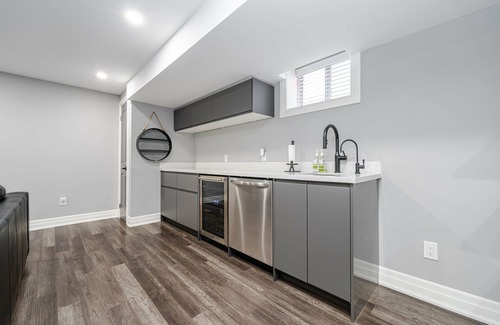 Vaughan House | Modern Townhouse in quiet neighbourhood w/Basement Arcade and Outdoor Hot-tub