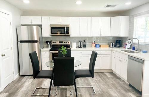 Jen Tilly Terrace Villa | Modern Townhouse in Tempe Near Arizona State University with Fast Wi-Fi & Free Parking for Cozy Stay
