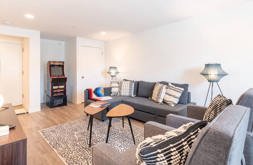 Mahncke Park House | Modern Townhouse on Broadway!