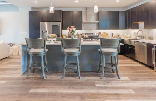 The Gate Condo | Modern Townhouse, Perfect STL Stay / ABODEbucks