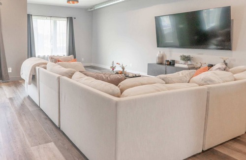 The Gate Condo | Modern Townhouse, Perfect STL Stay / ABODEbucks