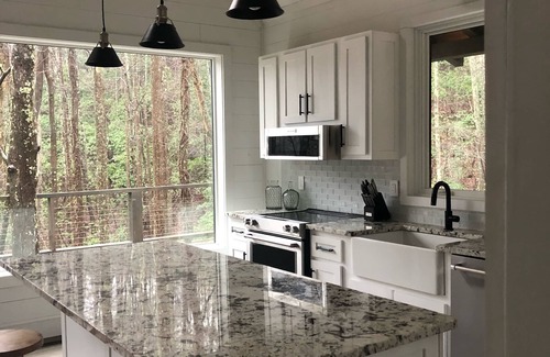 Blue Ridge Cabin | Modern Tree House Cabin in the Trees, Aska Adventure Area, 10 mn to Downtown