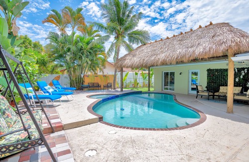 Boynton Beach House | Modern Tropical 5 bd, 4 bath, heated pool, Mini Golf, tiki hut, outdoor bar